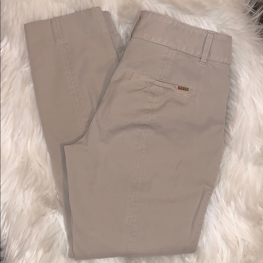 ❣️White House Black Market Capris.